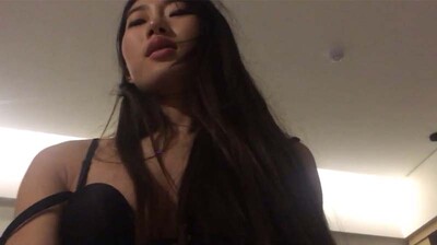 黑长直女神发情浪叫，骚水流不停！